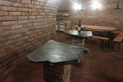 velky-vinny-sklep-se-sezenim-a-vlastnim-wc-084c-