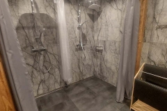 koupelna-prizemi-s-2-sprchovymi-kouty-e7ce-